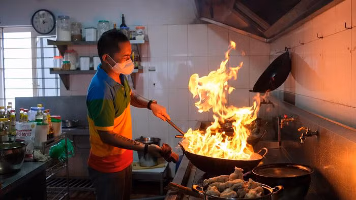 Anh Nguyễn Văn Khu (35 tuổi), làm nghề đầu bếp và sở hữu một tiệm bánh online riêng. Từ cuối tháng 7, anh cùng một số anh em trong nghề tập hợp lại để làm những bữa cơm miễn phí dành tặng cho các bác sĩ tuyến đầu ở Hà Nội. Nguồn: Zing.