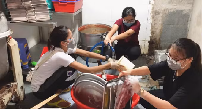 Hoa hậu H"Hen Niê phụ giúp việc rửa chén tại một nhà hàng nấu cơm thiện nguyện.