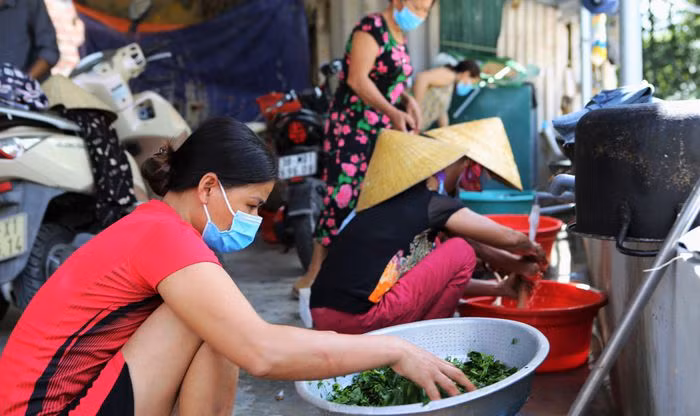 Cả xóm đi chợ vào bếp nấu cơm cho khu cách ly ở Hà Tĩnh. Nguồn: TPO.