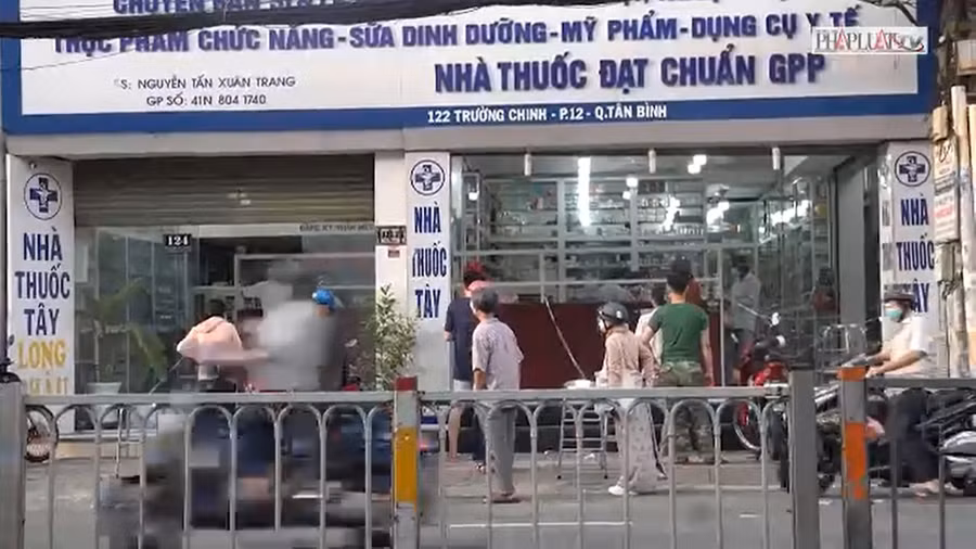 Nhiều xe máy chở theo hàng hóa, đồ lỉnh kỉnh. Đến hơn 17 giờ ngày 22/8, các hiệu thuốc trên đường Trường Chinh, quận Tân Bình vẫn còn đông nghẹt người xếp hàng chờ mua. Nguồn: PLO.