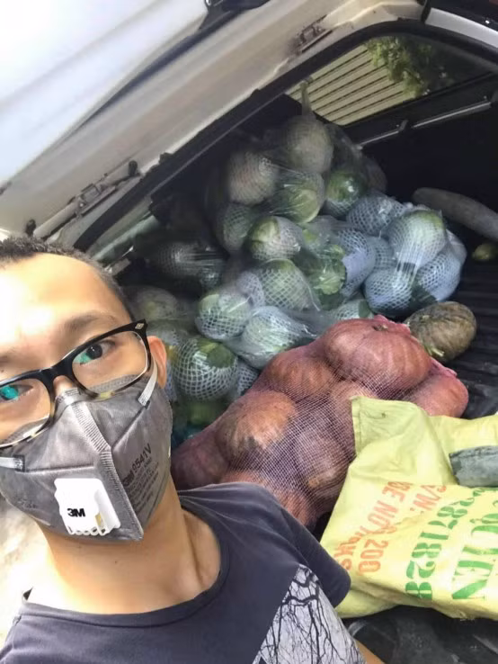 Anh Cao Tuấn Anh (phường Phúc Xá, Hà Nội), một thành viên tham gia cùng Câu lạc bộ Xe bán tải địa hình Việt Nam (PVC Club) chở miễn phí 22 tấn rau quả cho vùng dịch ở Hà Nội vào ngày 21/8. Ảnh: Thủy Ly.