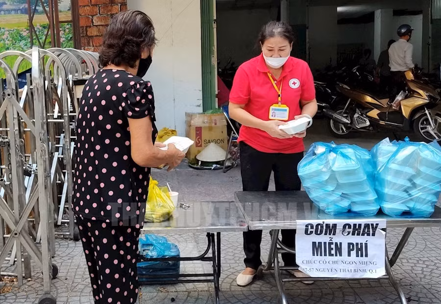 Chị Lê Thị Hải, Trưởng Khu phố 2, phường Nguyễn Thái Bình, TP Hồ Chí Minh cũng là người tổ chức chương trình “Buổi sáng yêu thương” phát cơm chay cho người dân. Nguồn: Trang tin điện tử Đảng bộ TP Hồ Chí Minh.