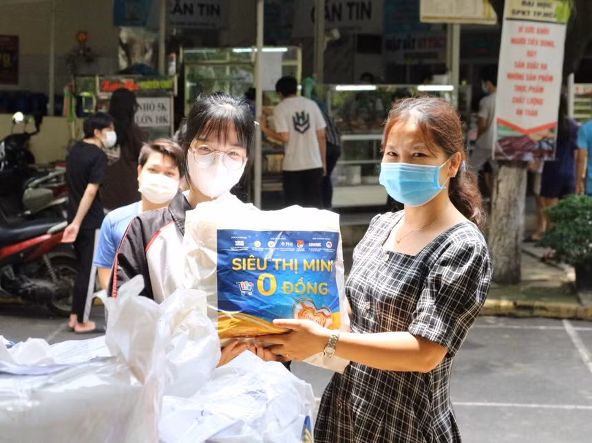 Sinh viên ĐH Sư phạm Kỹ thuật TP.HCM được hỗ trợ về lương thực, nhu yếu phẩm. Ảnh: Công Đức. Nguồn: Zing.