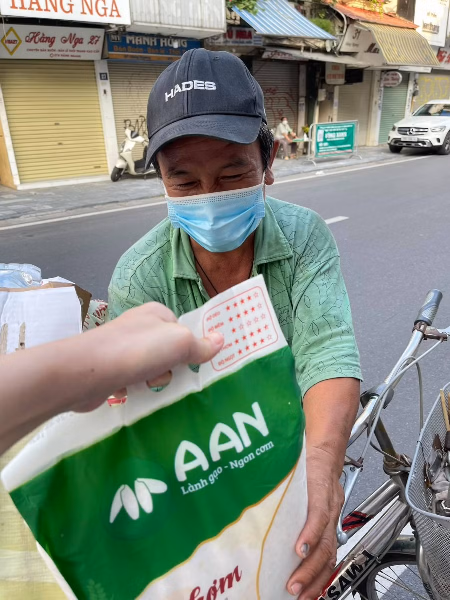 Nguyễn Kim Oanh (sinh năm 1986, Hoàn Kiếm, Hà Nội) thấy nhiều cô chú lớn tuổi nhặt ve chai hay chị lao công dọn vệ sinh đi ngang qua nhà, Kim Oanh lại chuẩn bị ít nhu yếu phẩm đem tặng, hy vọng phần nào san sẻ khó khăn với họ. Nguồn: Zing.