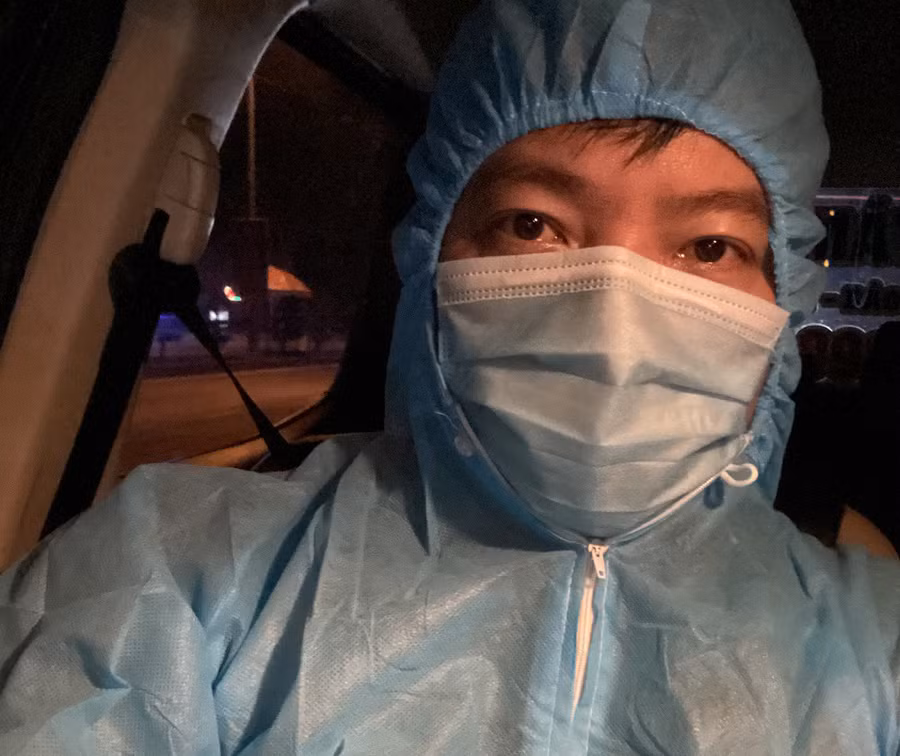 Những ngày qua, anh Trần Hoàng Vương cùng CLB xe bán tải Đà Nẵng chuẩn bị nước uống, thức ăn tiếp sức cho đoàn người chạy xe máy về quê. Khi gặp trường hợp vợ chồng anh Xồng Bá Xò quê ở xã miền núi Tam Hợp (Nghệ An) - bị thất nghiệp do dịch bệnh, con sinh được 10 ngày đã phải vượt hơn 1.000km từ Bình Dương về quê Nghệ An, nhóm đã hỗ trợ gia đình về quê an toàn. Sau đó anh Vương đã chuyển 20 triệu đến gia đình anh Xò để mua xe máy. Nguồn: VNN.