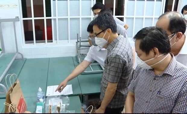 Phó Thủ tướng Vũ Đức Đam kiểm tra Trạm y tế lưu động số 3A, quận 8. Ảnh: TTXVN.
