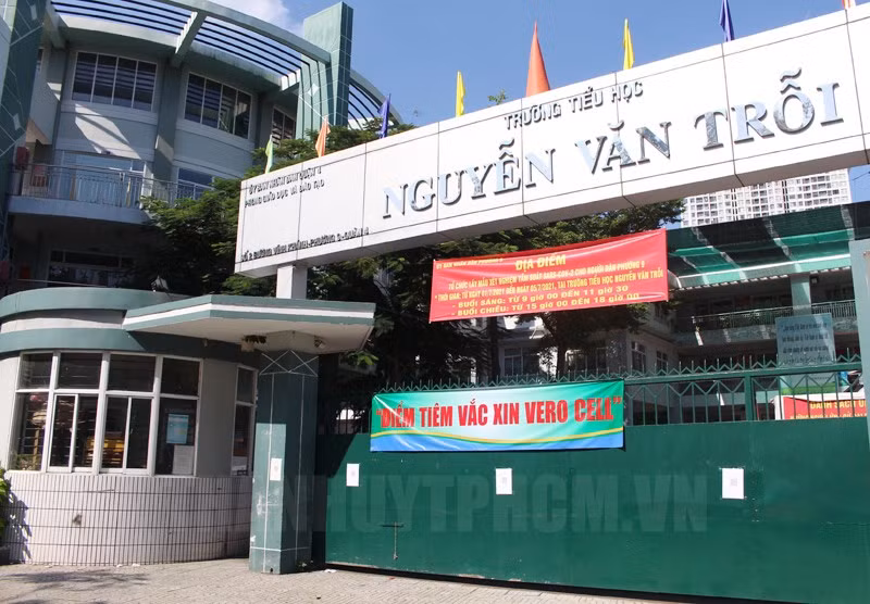Phía trước các điểm tiêm được bố trí các bảng thông tin “Điểm tiêm vắc xin Vero Cell”.