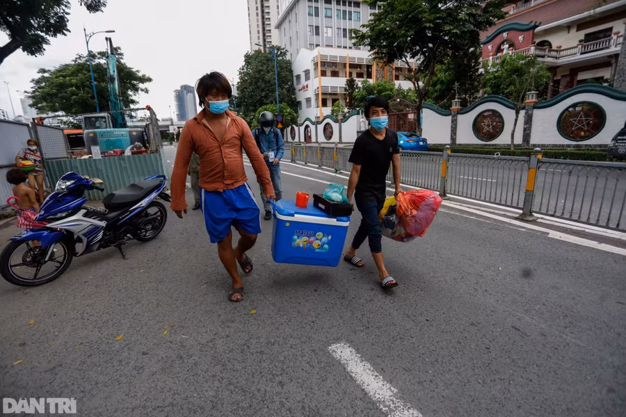 Trong thời gian thành phố siết chặt giãn cách với nguyên tắc "ai ở đâu ở yên đó", hàng chục người vô gia cư, lang thang cơ nhỡ tại các công viên, gầm cầu, vỉa hè trên địa bàn Quận 4 được lực lượng chức năng đưa về khu tập trung chăm sóc sức khỏe và y tế, tiêm vắc xin phòng Covid-19. Nguồn: Dân trí.
