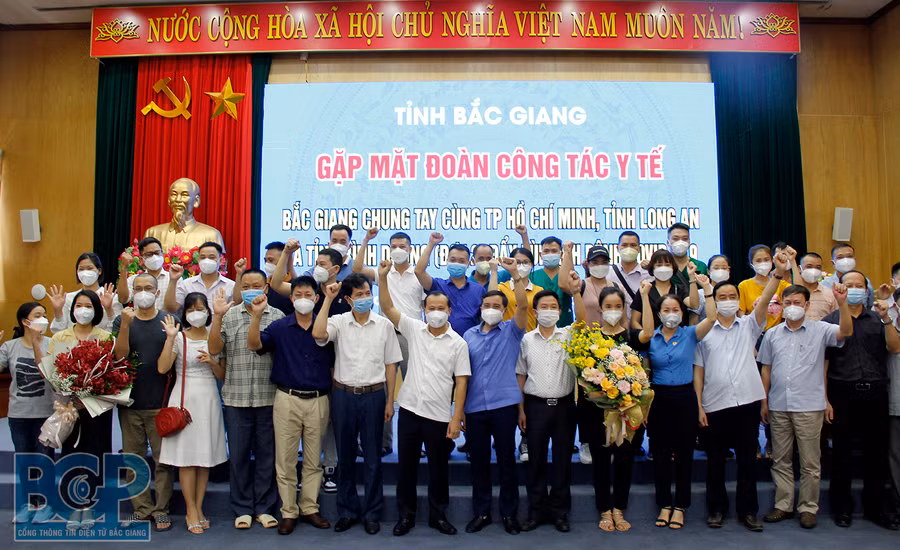 Bắc Giang tiễn các y bác sĩ lên đường chống dịch tại Long An, Bình Dương, TP Hồ Chí Minh. Nguồn: VGP.