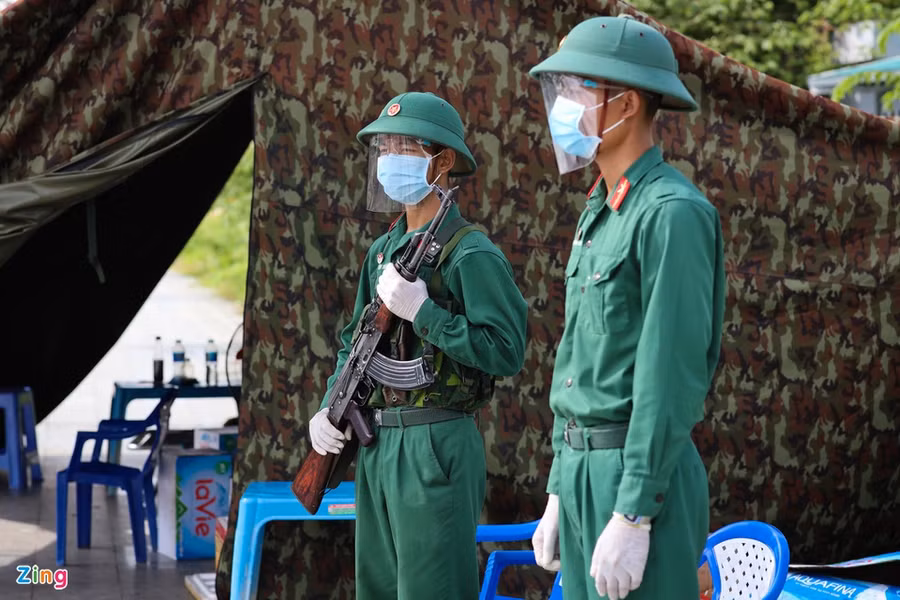 Mỗi chốt có gần chục chiến sĩ kết hợp cùng công an kiểm tra người và xe qua lại để phòng chống dịch. Trong ảnh: Lực lượng quân đội tại chốt kiểm soát trên đường Nguyễn Cơ Thạch (TP Thủ Đức). Nguồn: Zing.