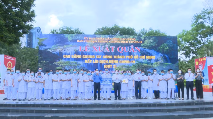 Ngày 26/8, UBND tỉnh Cao Bằng tổ chức Lễ xuất quân đoàn nhân lực y tế Cao Bằng hỗ trợ TP Hồ Chí Minh chống Covid-19 (đợt 2). Nguồn: VGP.