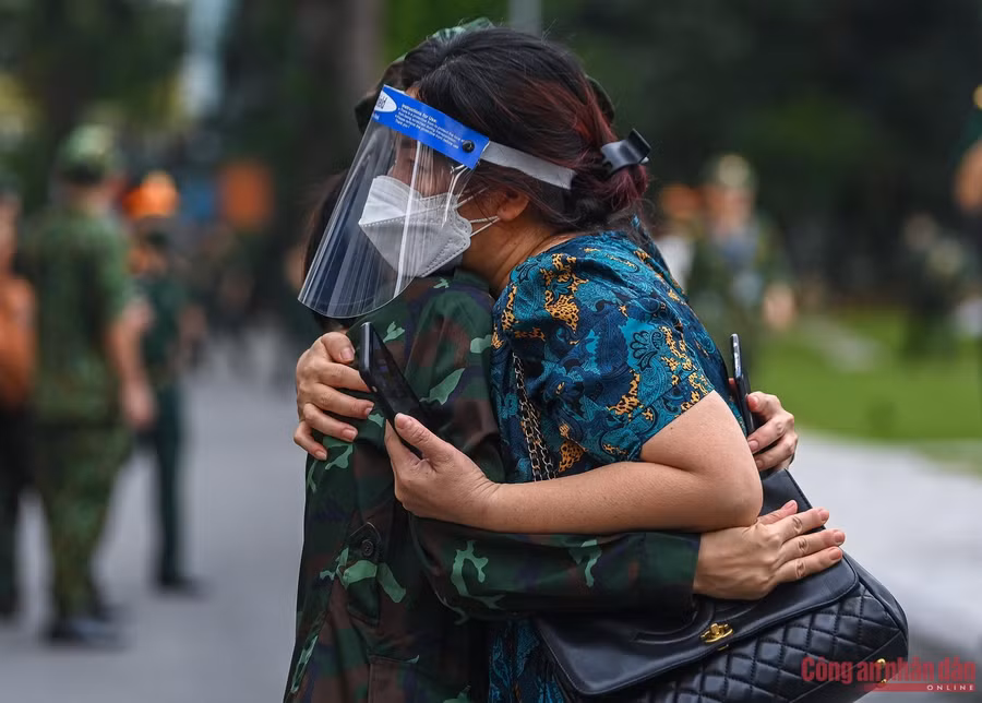 Chiến sĩ Quân y chia tay người thân lên đường làm nhiệm vụ. Ảnh: CAND.