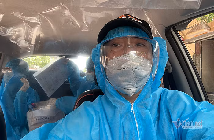 Anh Dương Đức Anh- một lái xe bán chuyên trú tại quận Đống Đa (Hà Nội) vận chuyển những trường hợp cần đi bệnh viện hoàn toàn miễn phí. Chỉ cần người và xe đang rảnh, anh sẵn sàng lên đường khi nhận cuộc gọi, bất kể mưa nắng, ngày đêm. Nguồn: VNN.