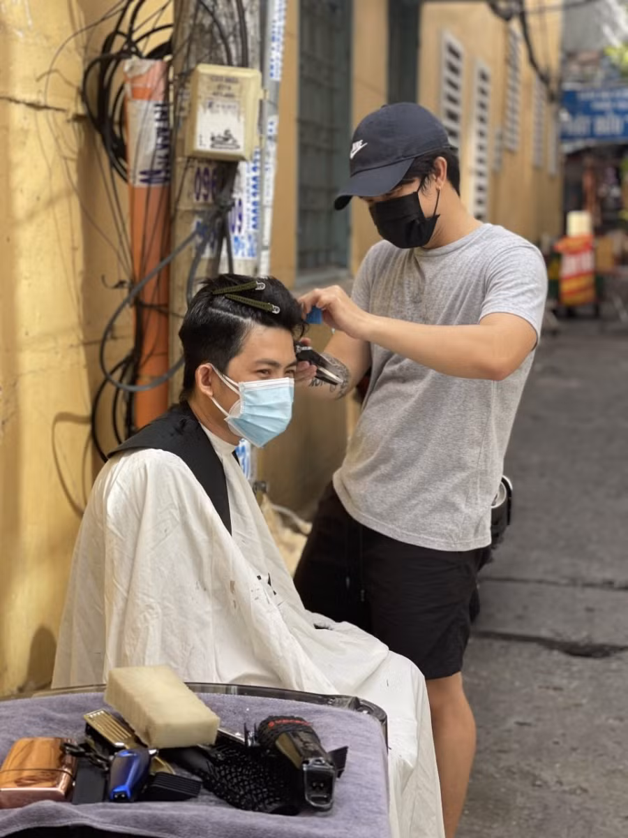 Chủ salon ở TP Hồ Chí Minh cắt tóc miễn phí cho công an, tình nguyện viên. Với một số đồ nghề cơ bản, Nguyễn Minh Tâm (ngụ tại quận 3) giúp các chiến sĩ công an, tình nguyện viên chống dịch có mái tóc gọn gàng hơn khi làm việc. Nguồn: Zing.