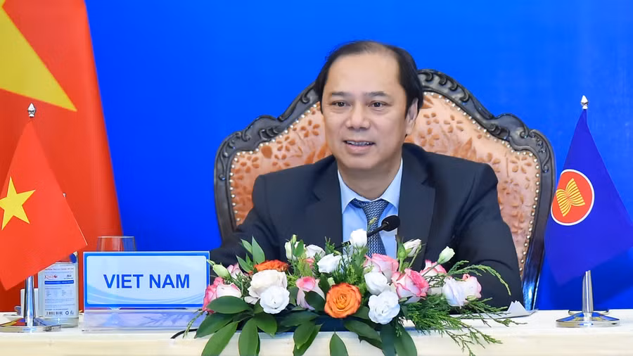 Thứ trưởng Bộ Ngoại giao Nguyễn Quốc Dũng tham dự Hội nghị Bộ trưởng Ngoại giao ASEAN-Nga theo hình thức trực tuyến. Ảnh: Báo TG và VN.