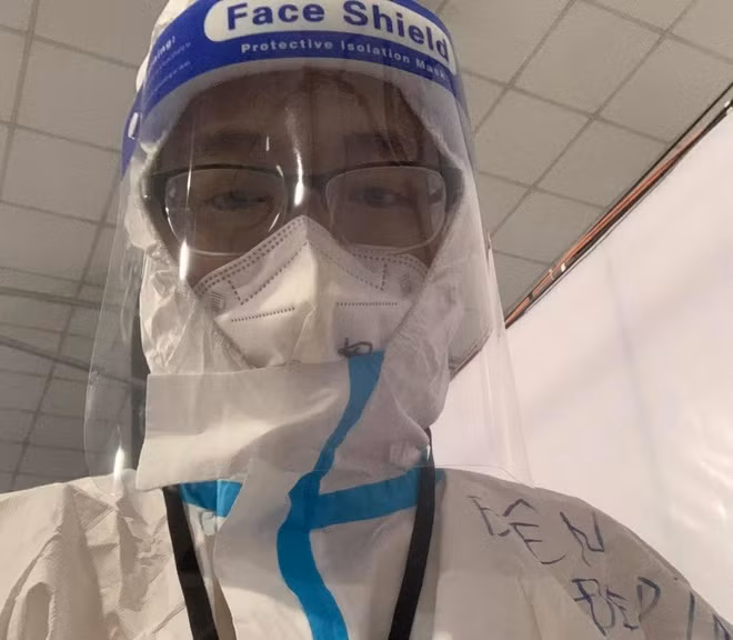 Sau 8 ngày điều trị Covid-19 và cách ly tại nhà thêm 14 ngày, Trần Thế Biên (sống tại TP Hồ Chí Minh) xung phong tham gia đội nhập liệu tại Bệnh viện dã chiến quận Bình Tân. Nguồn: Zing.