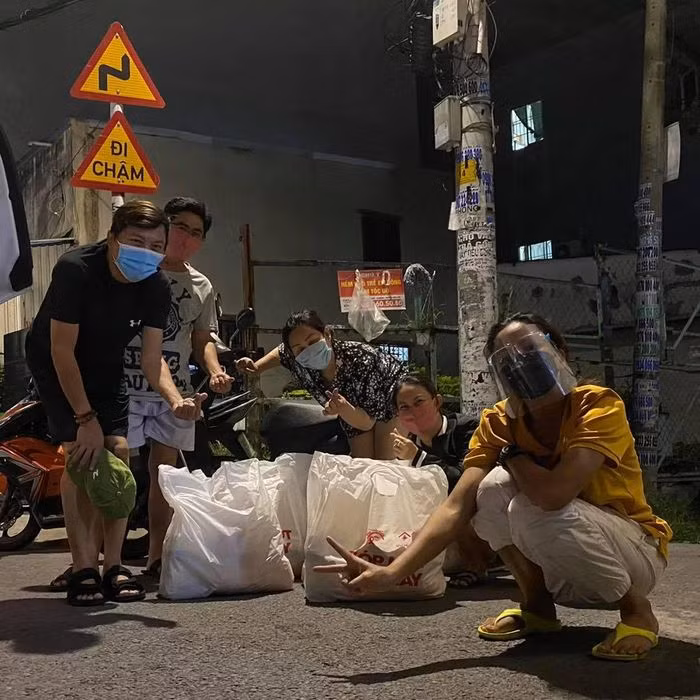 Không chỉ thế cô còn làm shipper tự lái xe máy đi giao đồ cho người dân khu cách ly. Hành động của Hoa hậu quê Đắk Lắk đã lan tỏa năng lượng tích cực trong thời điểm dịch hiện nay. Ảnh: FBNV.