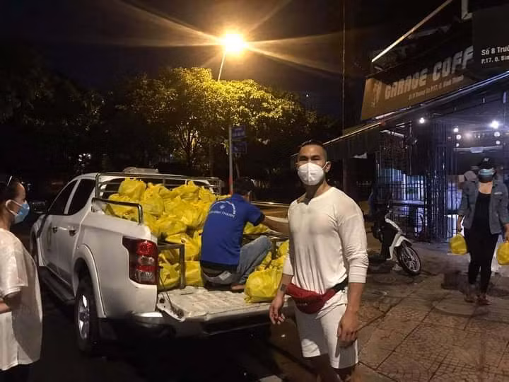 Sau khi góp sức nấu xong gần 4 nghìn suất ăn từ thiện mỗi ngày, anh Tình ở TP Hồ Chí Minh lại vội lấy xe máy đi phát gạo, thực phẩm cho người dân nghèo. Tiếp đó, anh còn đi tìm những người vô gia cư về nuôi dưỡng. Trong ảnh: Anh Tình bên xe hàng chuẩn bị đi phát cho người nghèo. Nguồn: VNN.