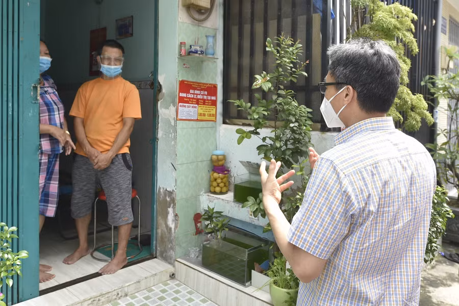 Phó Thủ tướng thăm hỏi một gia đình đang có F0 cách ly, điều trị tại nhà (ở ngoã 63, đường Lý Chiêu Hoàng, Phường 10, Quận 6). Nguồn: VGP.