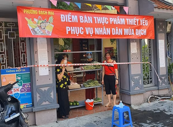 Một điểm bán thực phẩm cho người dân. Ảnh: VGP/Bích Phương.