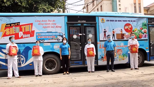 Thời gian qua LĐLĐ thành phố Hà Nội đã tổ chức chương trình " Xe buýt siêu thị 0 đồng" để hỗ trợ công nhân lao động gặp khó khăn ở mỗi quận, huyện. Ảnh: VGP/Thiện Tâm.