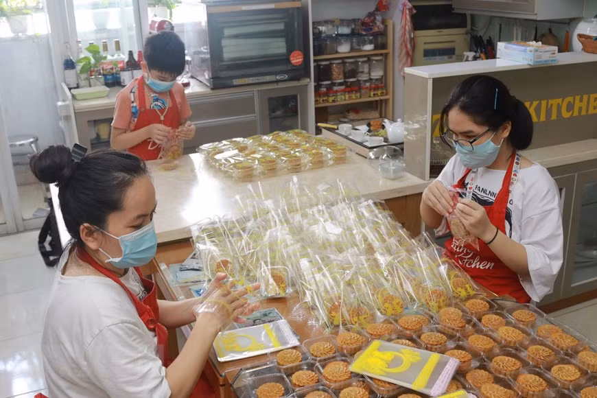 Hơn 1 tháng nữa mới đến Tết Trung thu, nhưng nhiều bệnh nhân, y bác sỹ tuyến đầu và các bệnh nhi tại TP Hồ Chí Minh sẽ được thưởng thức hương vị bánh Trung thu sớm. Nguồn: TTXVN.