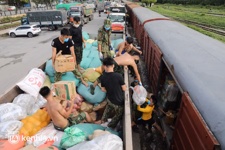 Ngày 11/8, gần 400 tấn hàng hóa cùng hàng chục chuyến xe trọng tải lớn từ Hòa Bình đã được tập kết tại ga Giáp Bát để vận chuyển vào Nam, hỗ trợ TP Hồ Chí Minh chống dịch. Nguồn: Doanh nghiệp và tiếp thị.