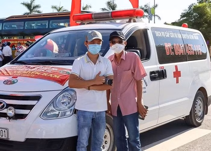 Tiếp theo câu chuyện đặc biệt tại chốt kiểm dịch dành cho những cán bộ hỗ trợ chống dịch là những tấm lòng cùng chung sức chống dịch. Đặng Minh Trí (sinh năm 1997) cùng bố là ông Đặng Tri Thông (59 tuổi), quê ở Quảng Bình đã chạy xe từ Quảng Bình vào TP Hồ Chí Minh chở F0, phát cơm từ thiện. Nguồn: Zing.