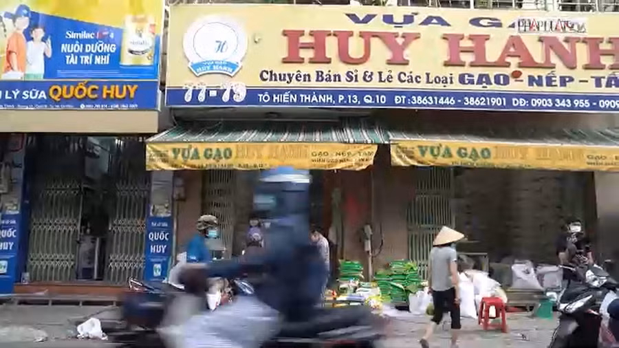 Tại đường Tô Hiến Thành, quận 10, nhiều điểm bán lương thực vẫn còn mở cửa. Nhiều người đông đúc đứng mua hàng ngay lề đường bất chấp dịch bệnh phức tạp. Nguồn: PLO.