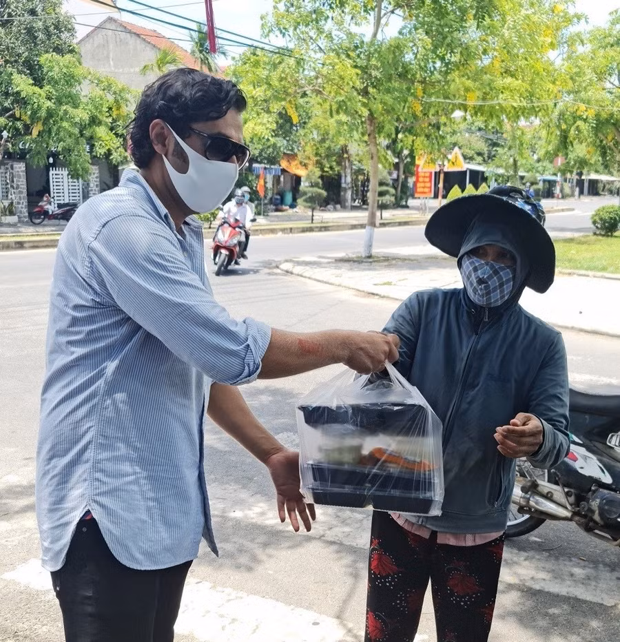 Anh Wandi, người Thụy Điển cùng những người bạn nấu cơm hỗ trợ bà con ở Hội An gặp khó khăn trong dịch Covid-19. Nguồn: VNN.
