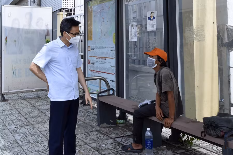 Sau khi bắt gặp một người lang thang, cơ nhỡ, sáng 25/8, Phó Thủ tướng Vũ Đức Đam đã nhắc lại yêu cầu phải tiếp nhận, phân loại, xét nghiệm đưa những người này vào các cơ sở bảo trợ, chăm sóc xã hội. Ảnh: VGP.