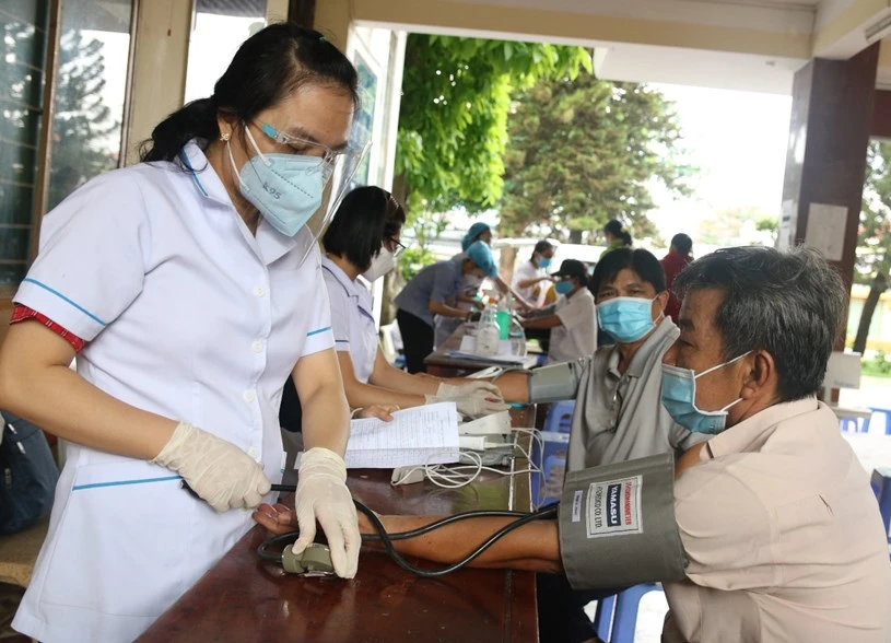 Thực hiện khám sàng lọc trước tiêm vắc xin phòng Covid-19 cho người dân tại thành phố Thủ Đức khu vực II: Ảnh: Trung tâm Y tế thành phố Thủ Đức.