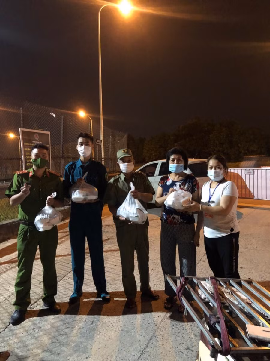 Theo bà Nguyễn Thị Phượng - Bí thư Chi bộ kiêm Trưởng ban Mặt trận địa bàn dân cư số 3, tổ dân phố số 4 (phường Phú Thượng, quận Tây Hồ, Hà Nội), bà và người dân đã nấu những suất ăn miễn phí nhằm tiếp sức cho lực lượng tuyến đầu chống dịch, giúp các đồng chí đủ sức khỏe để hoàn thành tốt nhiệm vụ được giao. Việc làm tuy nhỏ nhưng nhân dân khu dân cư số 3 ai cũng mong muốn đóng góp một phần sức mình vào công tác phòng, chống dịch. Nguồn: Lao động thủ đô.