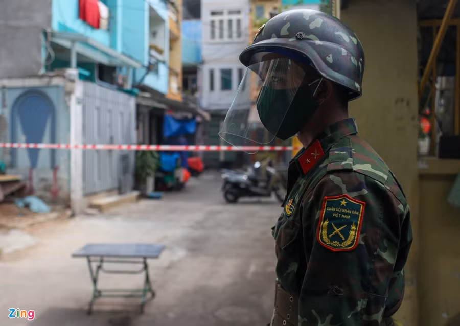 Quân đội không chỉ chốt chặn ở các tuyến đường lớn mà còn đóng vai trò quan trọng trong việc kiểm soát từng con hẻm. Nguồn: Zing.