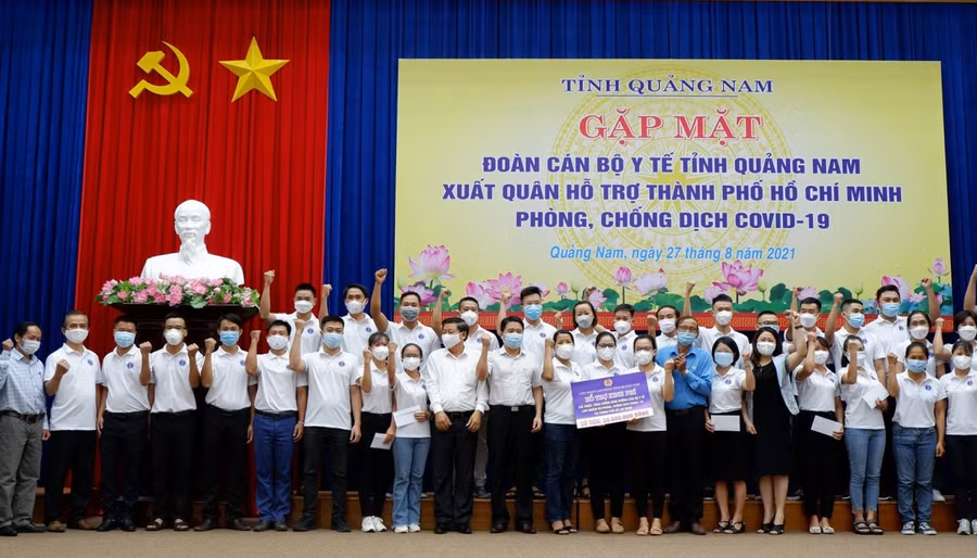 Ngày 27/8, UBND tỉnh Quảng Nam tổ chức gặp mặt đoàn cán bộ y tế vào TP Hồ Chí Minh hỗ trợ chống dịch Covid-19. Nguồn: VGP.