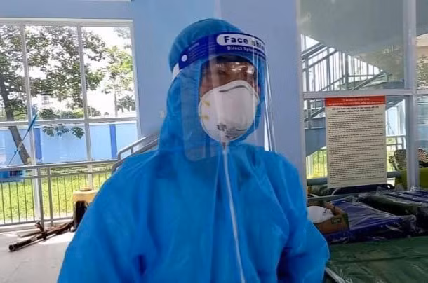 Bác sĩ quân đội nghỉ hưu đăng ký tham gia chống dịch ở TP Hồ Chí Minh. Thiếu tá, bác sĩ Trần Văn Thành tại khu cách ly, chăm sóc người mắc Covid-19 tại huyện Củ Chi, TP Hồ Chí Minh. Ảnh: HVĐ.