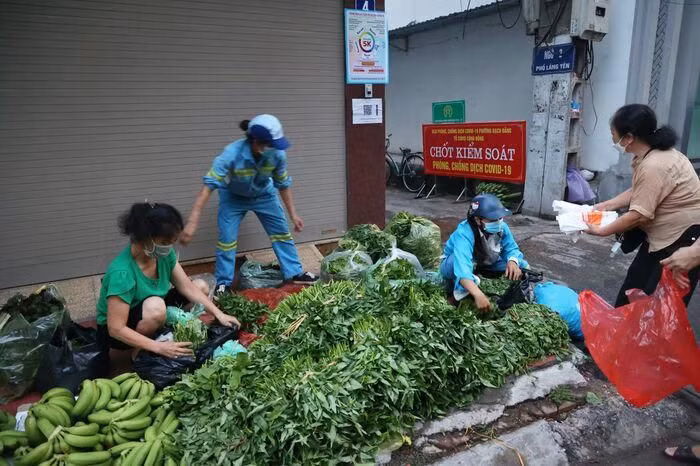 Chị Nguyễn Thị Ngoan (49 tuổi) và chị Nguyễn Thị Lượng (46 tuổi) đang là công nhân môi trường của Công ty TNHH MTV Môi trường Đô thị Hà Nội. Cả hai chị đều trú tại thôn Tô Khê, xã Phú Thị (huyện Gia Lâm, Hà Nội). Ảnh: Saostar.