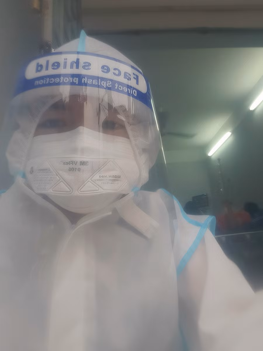 F0 khỏi bệnh tình nguyện chăm sóc bệnh nhân phòng cấp cứu. Chị Mỹ Tuyên xin ở lại làm TNV tại Bệnh viện dã chiến số 4 sau khi điều trị khỏi. Nguồn: Zing.