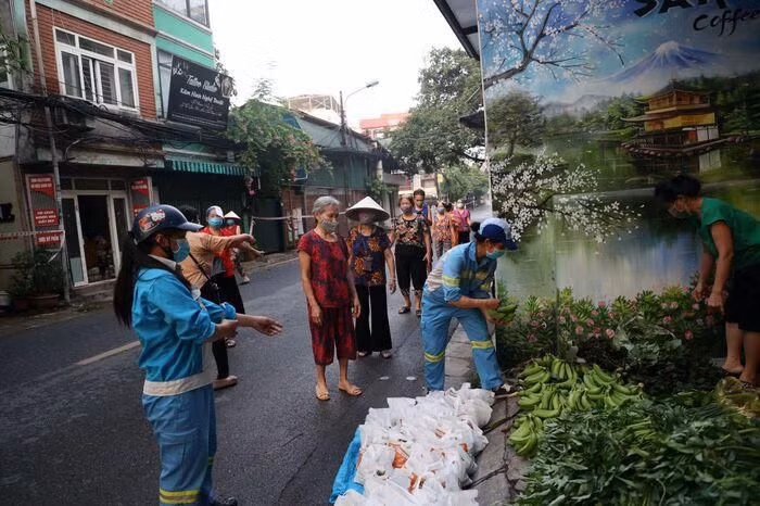 Trong quá trình thu dọn vệ sinh tại những khu vực phong tỏa, cách ly, các nữ lao công phát hiện nhiều trường hợp rơi vào hoàn cảnh khó khăn. Ảnh: Saostar.