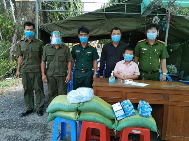 Hình ảnh cháu Phát tặng tiền tiết kiệm để tiếp sức cho lực lượng tuyến đầu chống dịch khiến nhiều người xúc động. Nguồn: Trang tin MTTQ Việt Nam. 