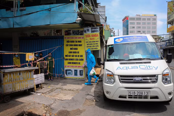 Đều đặn mỗi ngày, những chuyến xe Siêu thị 0 đồng đều mang hàng ngàn phần quà là nhu yếu phẩm tới những nơi bị phong toả, cách ly, các hộ dân gặp khó khăn do ảnh hưởng của dịch Covid-19 ở TP Hồ Chí Minh. Nguồn: NLĐ.