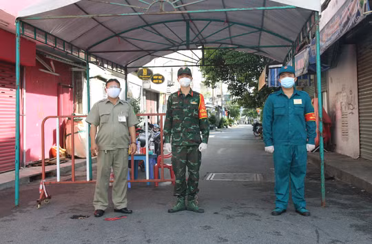 Trong thời gian TP Hồ Chí Minh thực hiện siết chặt giãn cách toàn thành phố, ngoài các lực lượng chức năng TP Hồ Chí Minh, các đơn vị quân đội đã cùng thực hiện nhiệm vụ kiểm soát người đi đường. Ảnh: NLĐ.