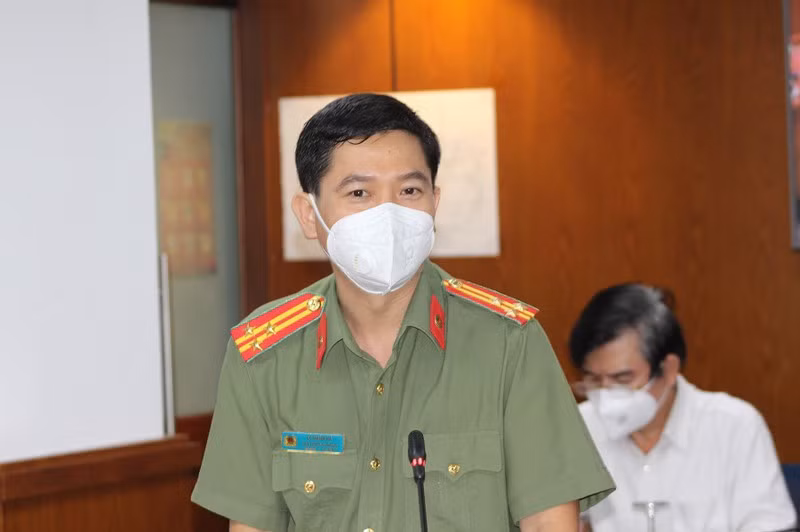 Thượng tá Lê Mạnh Hà trả lời các câu hỏi của báo chí. Ảnh: Tá Lâm.