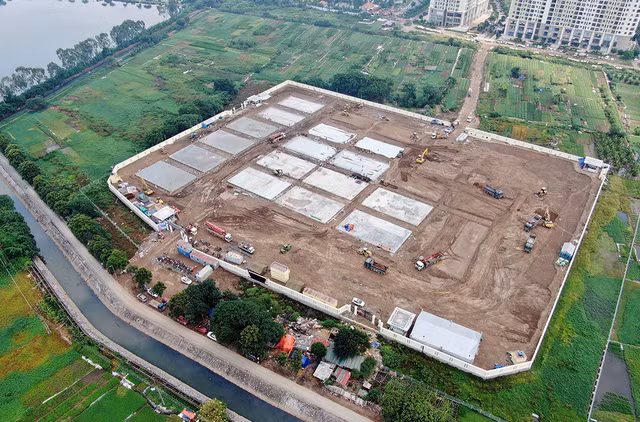 Toàn cảnh xây dựng "thần tốc" bệnh viện dã chiến điều trị bệnh nhân Covid-19 nặng ở Hoàng Mai, Hà Nội. Ảnh: Bảo Loan.