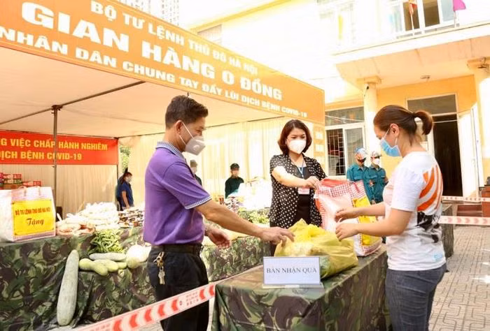 ‘Gian hàng 0 đồng’ của Bộ Tư lệnh Thủ đô phát miễn phí 1.400 suất quà nhu yếu phẩm hỗ trợ các gia đình, người lao động mất việc làm, đối tượng chính sách và sinh viên có hoàn cảnh khó khăn trên địa bàn các phường Mỹ Đình 1, Trung Văn, Xuân Phương. Nguồn: KTĐT.