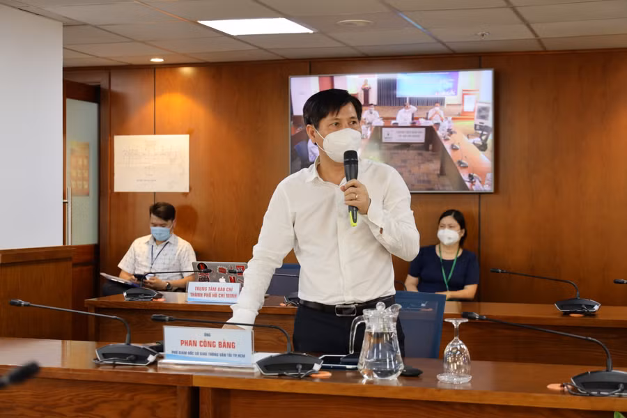 Phó Giám đốc Sở Giao thông Vận tải Phan Công Bằng phát biểu tại họp báo. Ảnh: Huyền Mai.