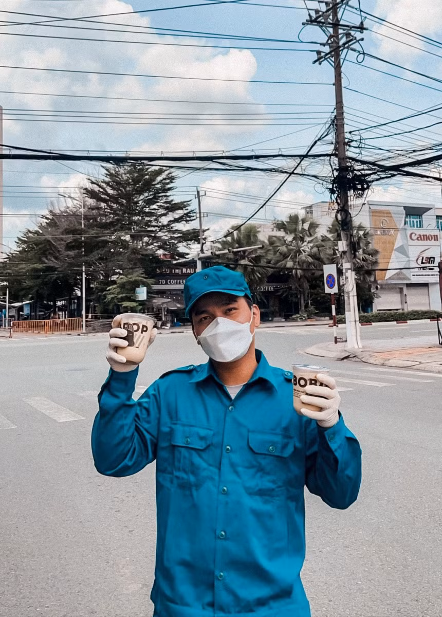 Từ khi tỉnh Bình Dương thực hiện Chỉ thị 16, Quốc Sĩ tình nguyện tham gia đội dân quân địa phương. Anh Phan Quốc Sĩ cho biết tổ công tác thường xuyên được người dân địa phương khích lệ tinh thần bằng những hộp cơm nóng, vài chai nước mát hay hoa quả. Nguồn: Zing.