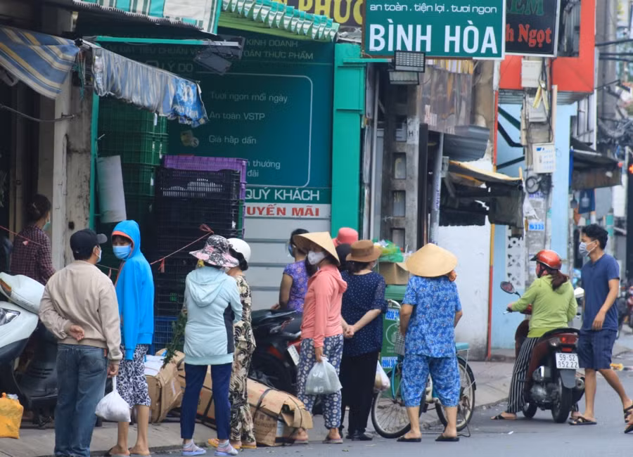 Bên cạnh các đại siêu thị ở các cửa hàng, bách hoá, cửa hàng tiện lợi ở TP Hồ Chí Minh cũng ghi nhận tình trạng người dân xếp hàng đông hơn những ngày trước. Trong ảnh: Trưa 20/8, người dân xếp hàng chờ vào một cửa hàng tiện lợi mua sắm thực phẩm vì lo sợ TP Hồ Chí Minh siết chặt biện pháp giãn cách từ ngày 23/8. Ảnh: Báo Tin tức.