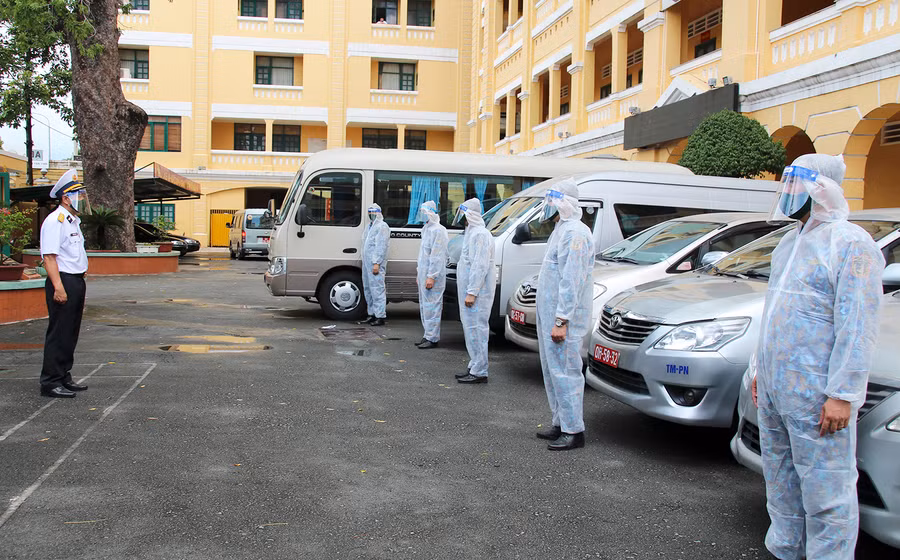 Sáng 27/8, Trường Cao đẳng Kỹ thuật Hải quân đã tổ chức Lễ xuất quân cho 200 cán bộ, học viên lên đường tham gia chống dịch cùng TP Hồ Chí Minh. Đây là lần thứ 2 Trường Cao đẳng Kỹ thuật Hải quân cử lực lượng tham gia phòng, chống dịch với TP Hồ Chí Minh. Ảnh: VGP.