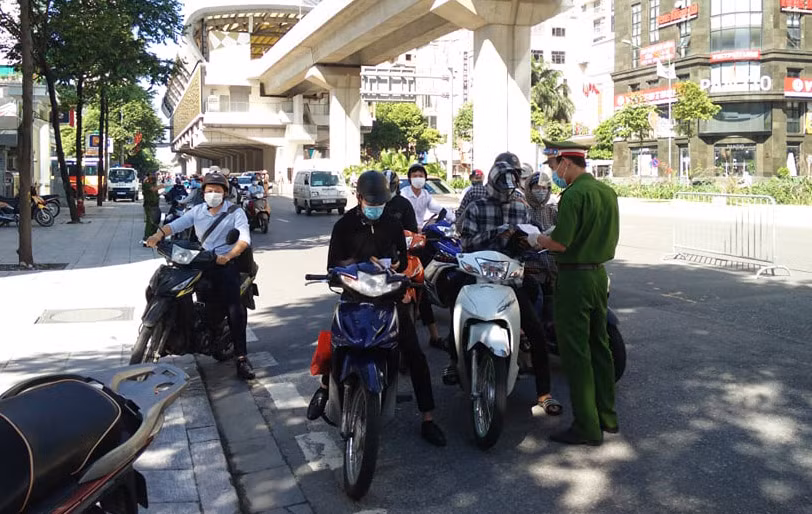Hà Nội hiện có nhiều biện pháp tăng cường phòng chống dịch Covid-19, trong đó có siết chặt người ra đường không lý do chính đáng. Trong ảnh: Một chốt kiểm soát người ra đường do Công an thành phố thiết lập. Ảnh: Hà Nội Mới.